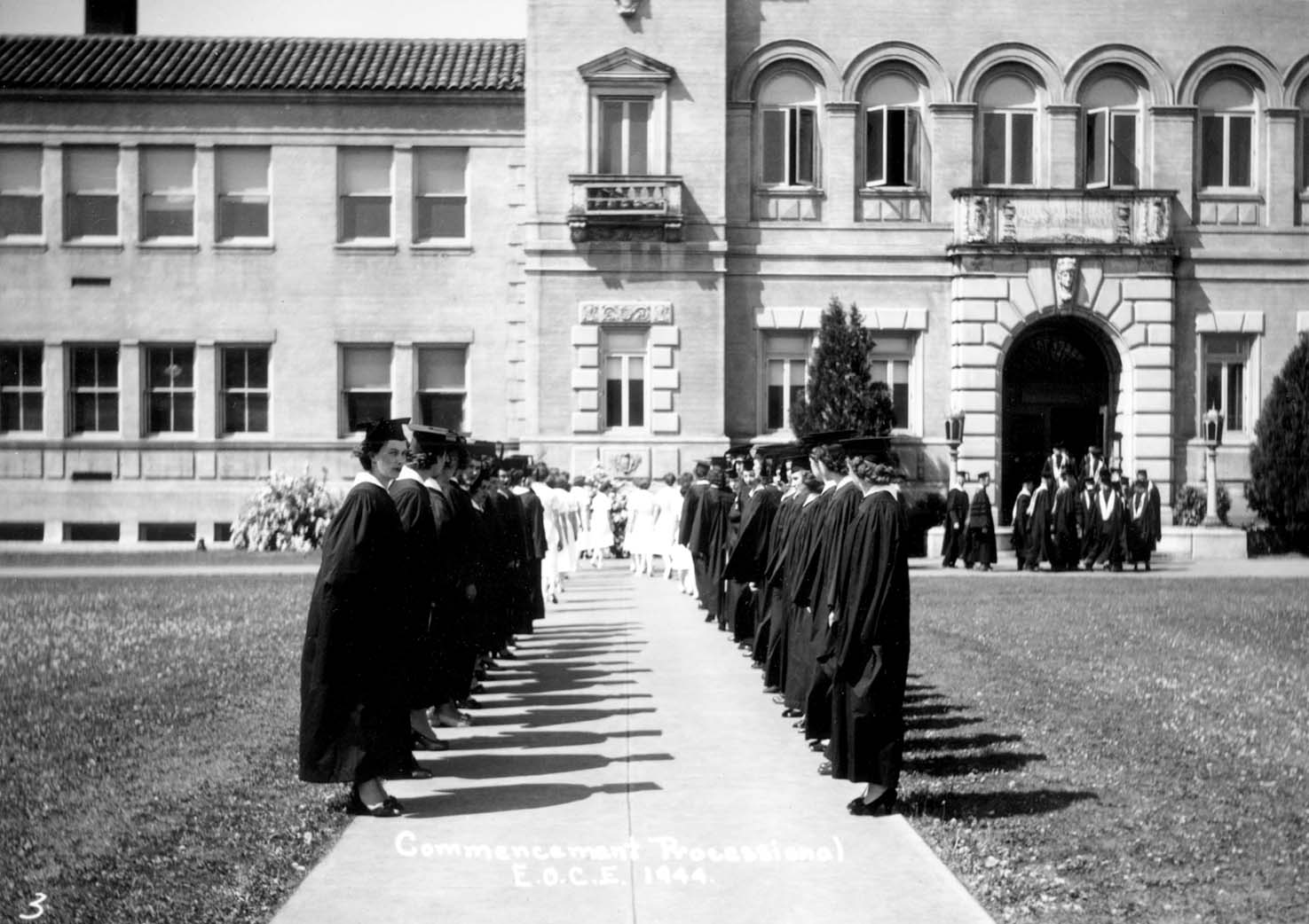1944 Commencement proceedings in front of Inlow hall